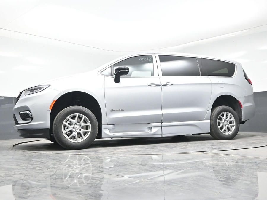 Silver Chrysler Pacifica image number 11