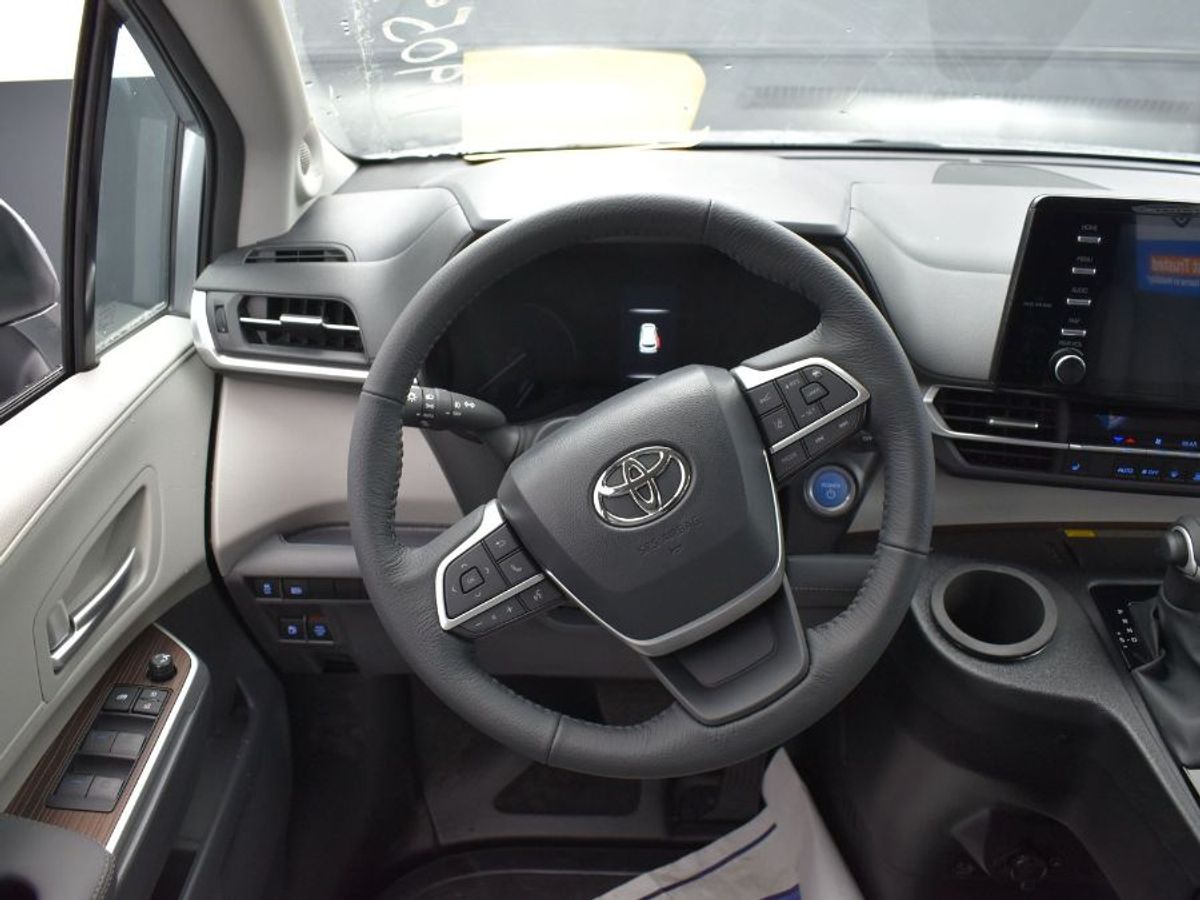 Silver Toyota Sienna image number 3