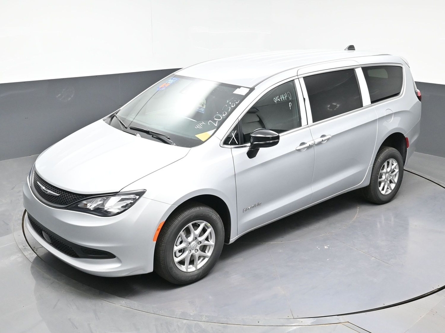 Silver Chrysler Voyager image number 22