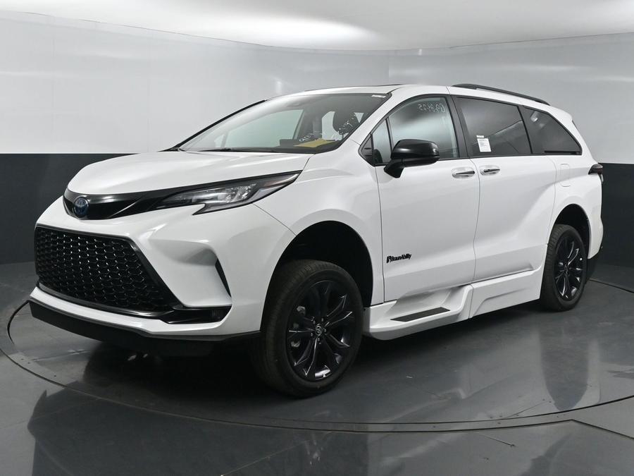 New 2025 Toyota Sienna Hybrid XSE Sport - BraunAbility Side Entry Entry In Floor Automatic Ramp