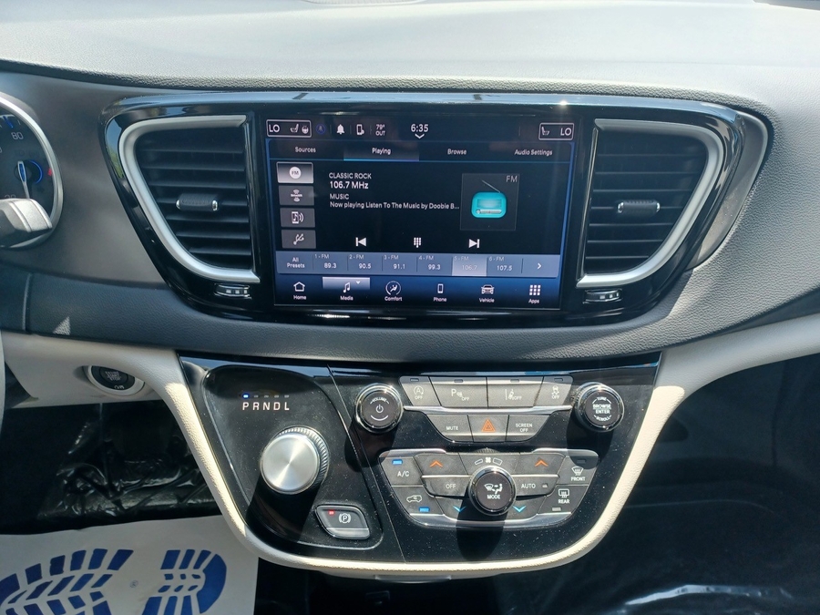 White Chrysler Pacifica image number 11