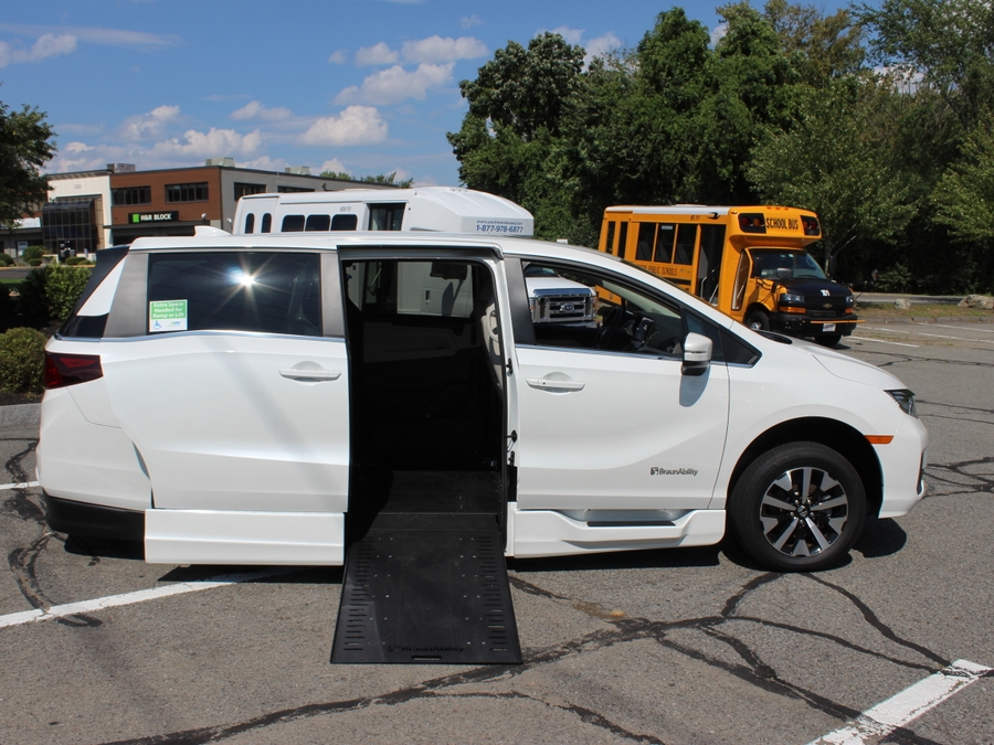White Honda Odyssey image number 7