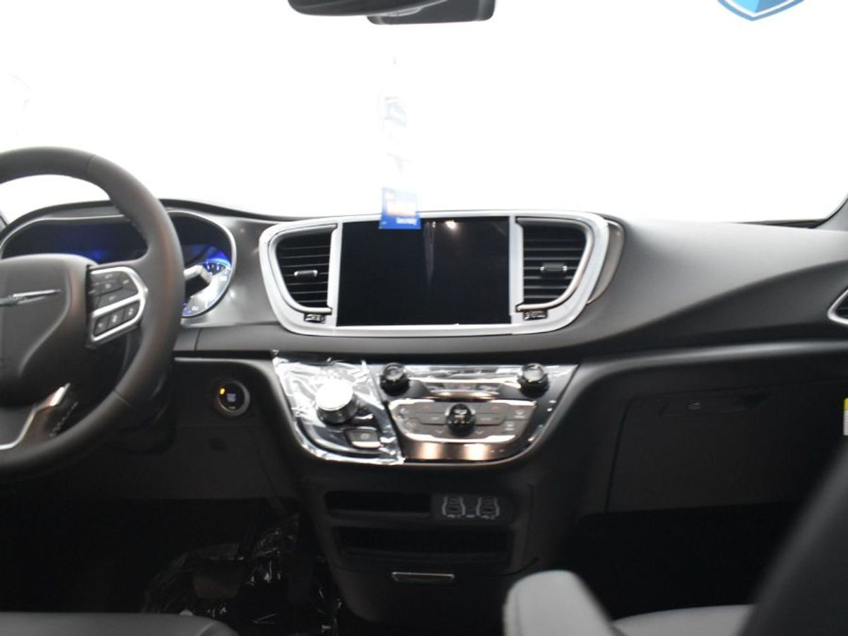 2025 CHRYSLER VOYAGER - Image 14