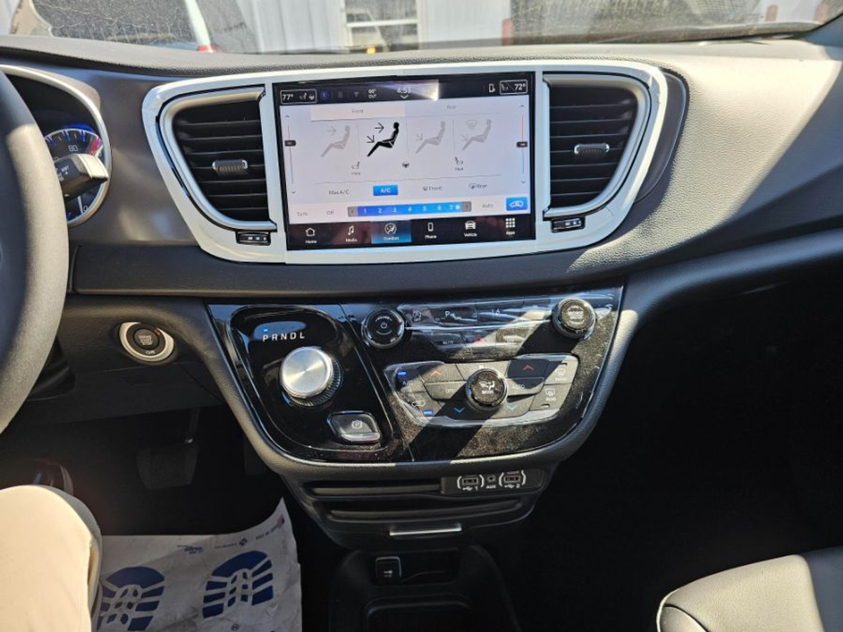 2025 CHRYSLER VOYAGER - Image 3