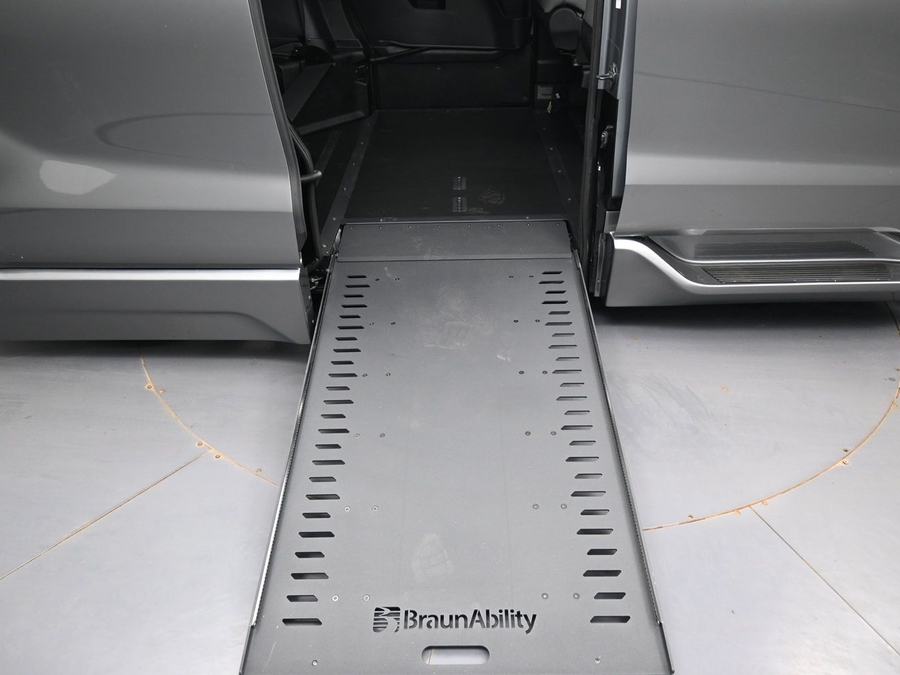 New 2026 Toyota Sienna Hybrid XLE Base - BraunAbility Side Entry In Floor Automatic Ramp