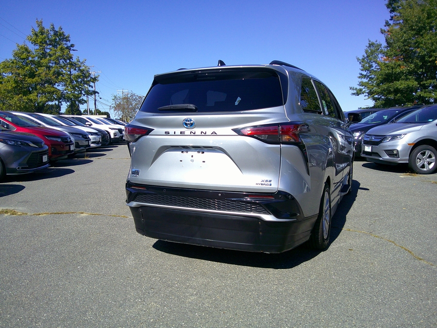  Toyota Sienna image number 9