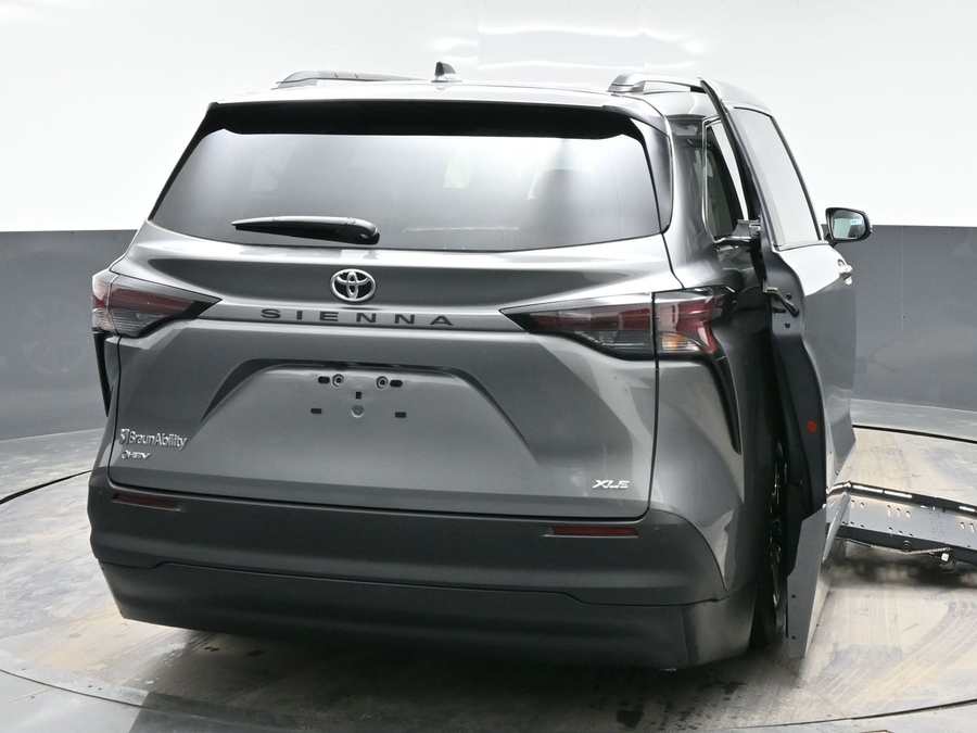 New 2026 Toyota Sienna Hybrid XLE Base - BraunAbility Side Entry Entry Fold Out Automatic Ramp