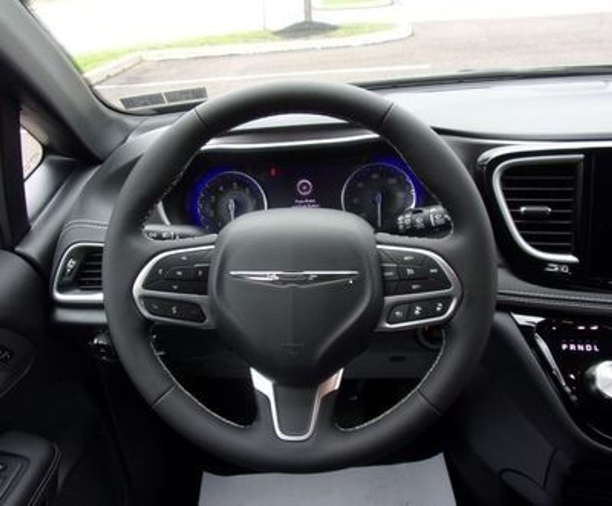 Grey Chrysler Pacifica image number 4