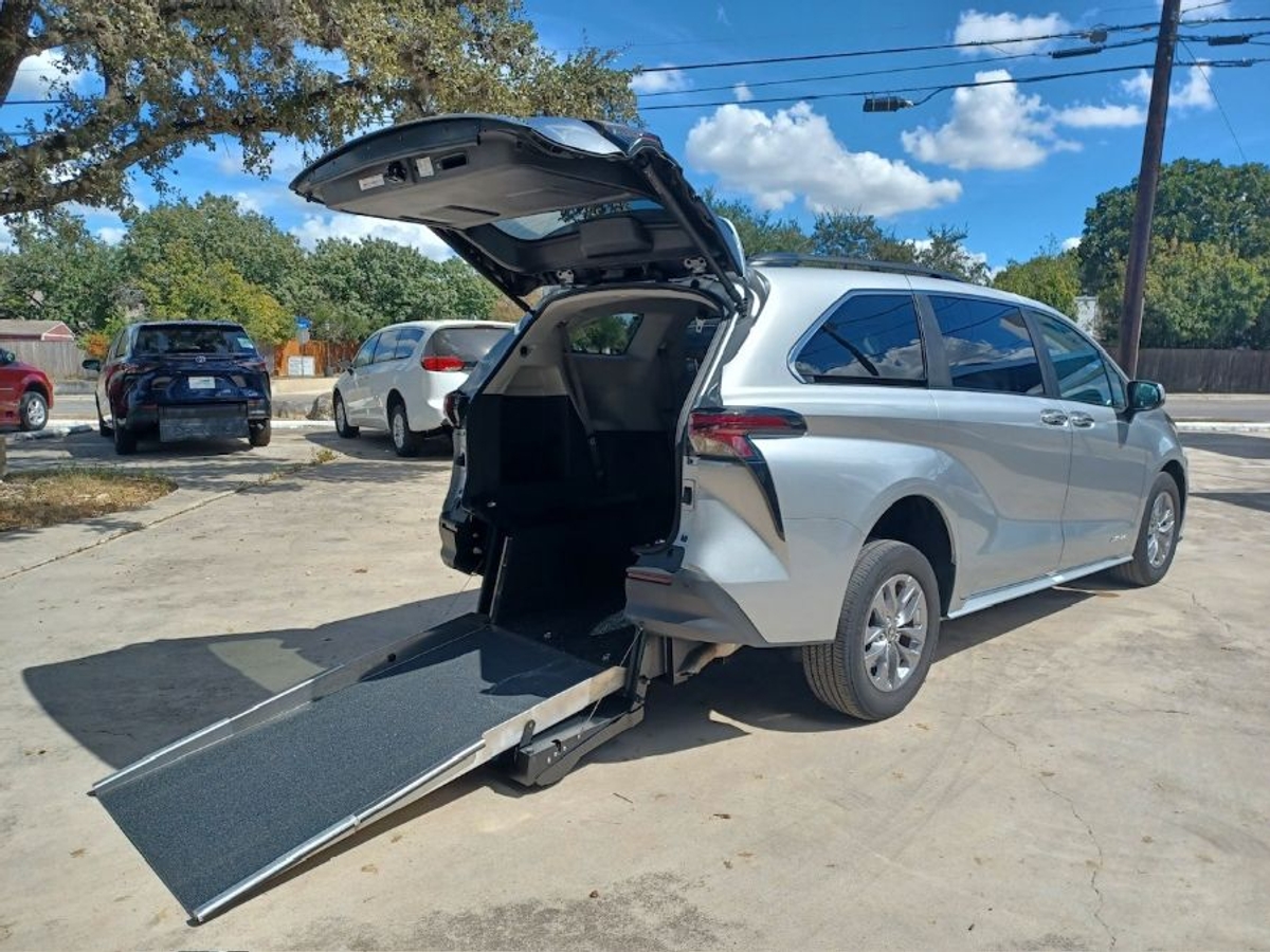 2024 TOYOTA SIENNA - Image 2