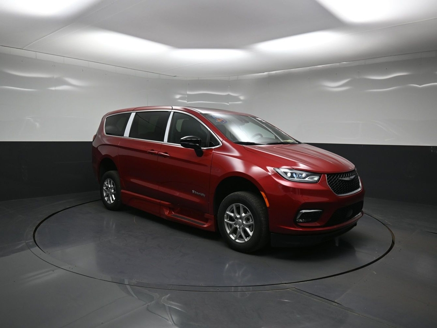 Red Chrysler Pacifica image number 15