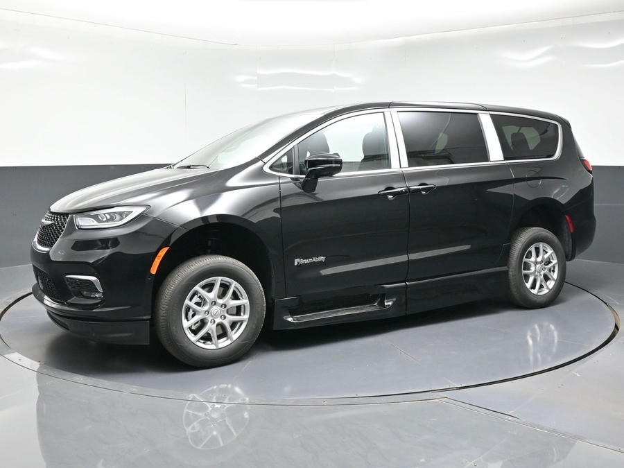 Black Chrysler Pacifica image number 2