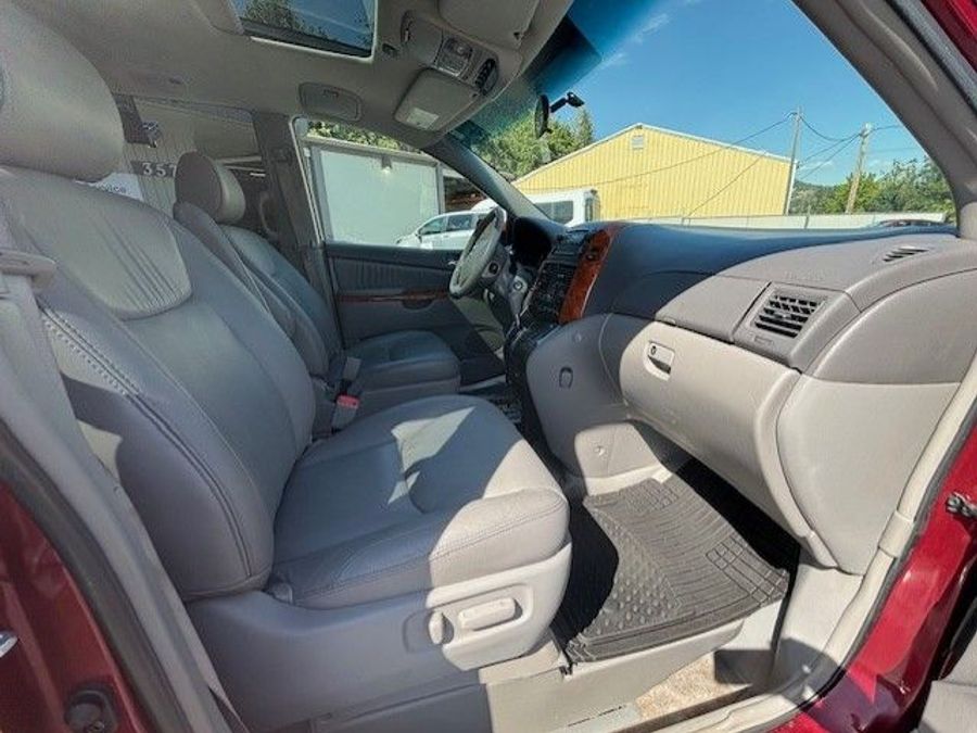 Used 2008 Toyota Sienna XLE - BraunAbility Side Entry Entry Fold Out Automatic Ramp