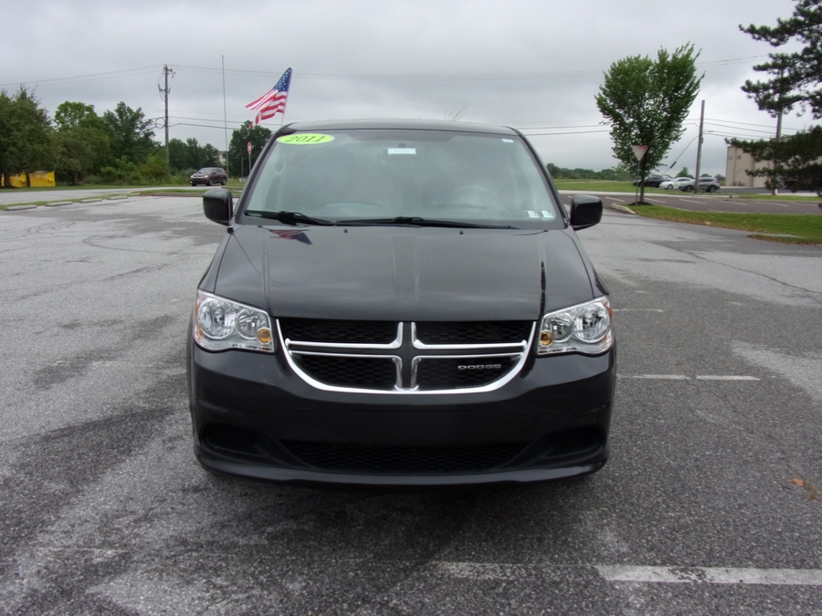 Grey Dodge Grand Caravan image number 1