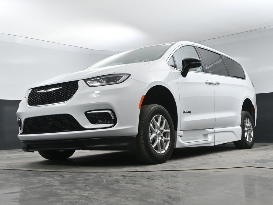 New 2025 Chrysler Pacifica Select Safety - BraunAbility Side Entry Entry In Floor Automatic Ramp