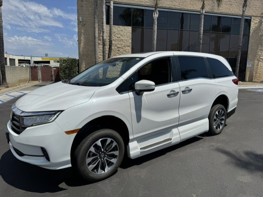 White Honda Odyssey image number 9