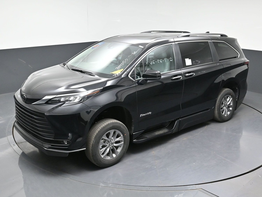 Black Toyota Sienna image number 23