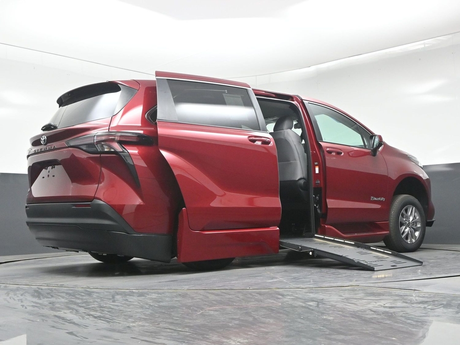 New 2026 Toyota Sienna Hybrid LE - BraunAbility Side Entry Fold Out Automatic Ramp