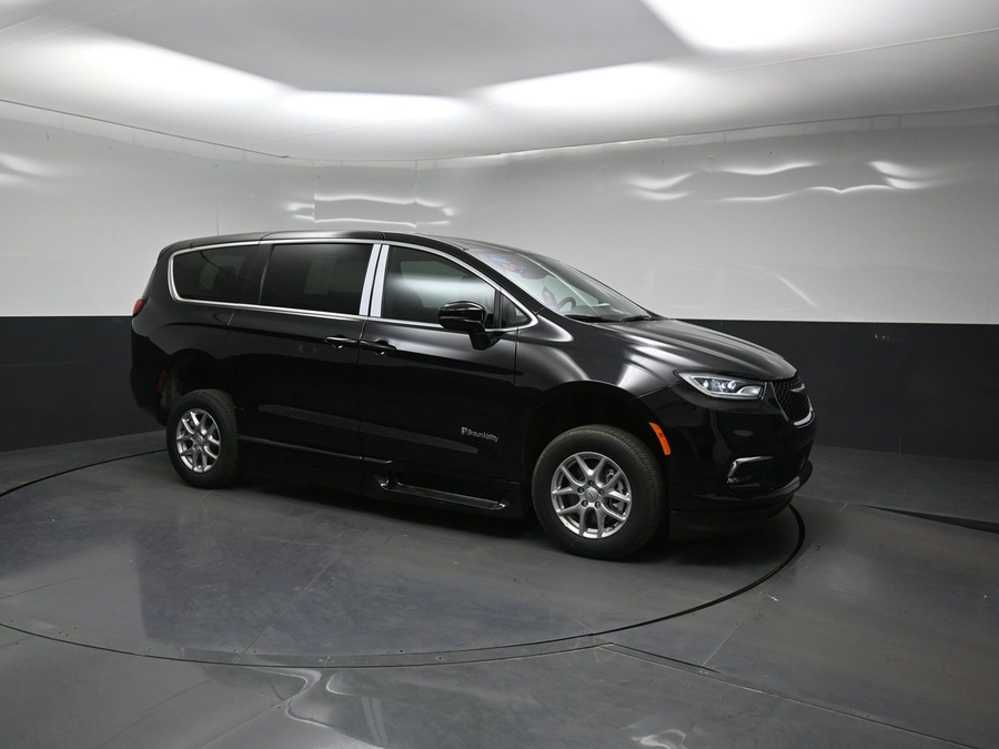 Black Chrysler Pacifica image number 8