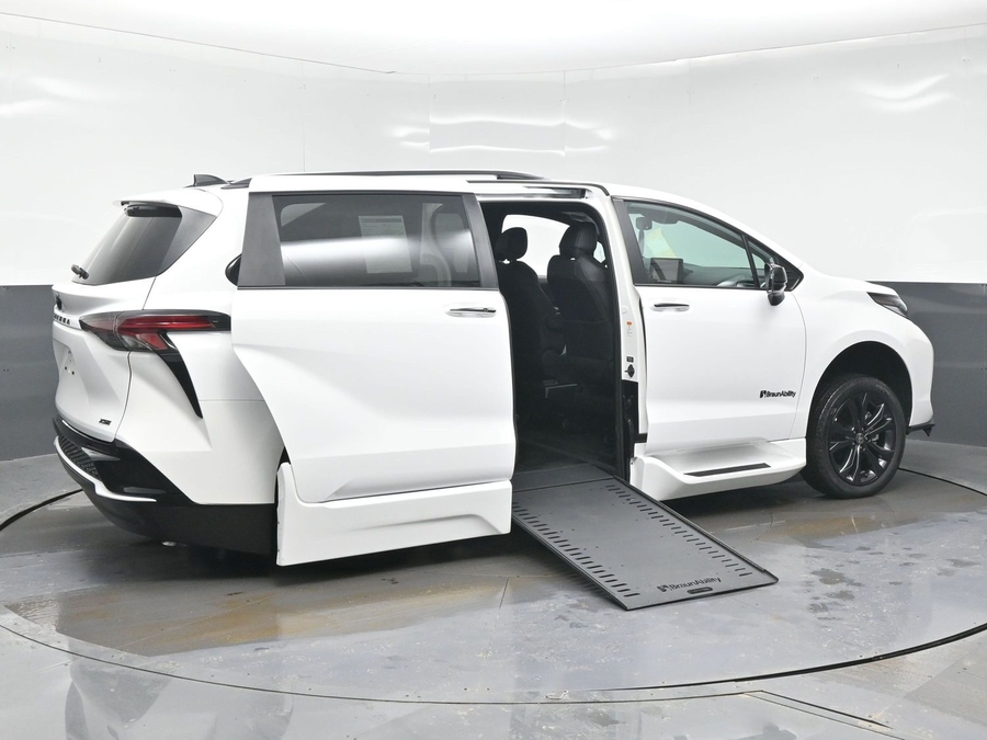 New 2025 Toyota Sienna Hybrid XSE Sport - BraunAbility Side Entry Entry In Floor Automatic Ramp