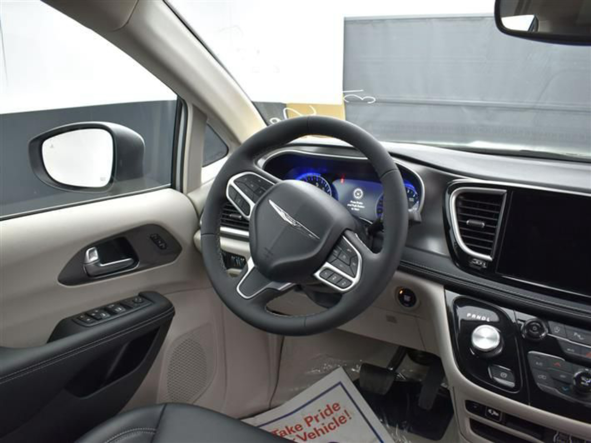 2023 Chrysler Pacifica Touring L - Photo 13