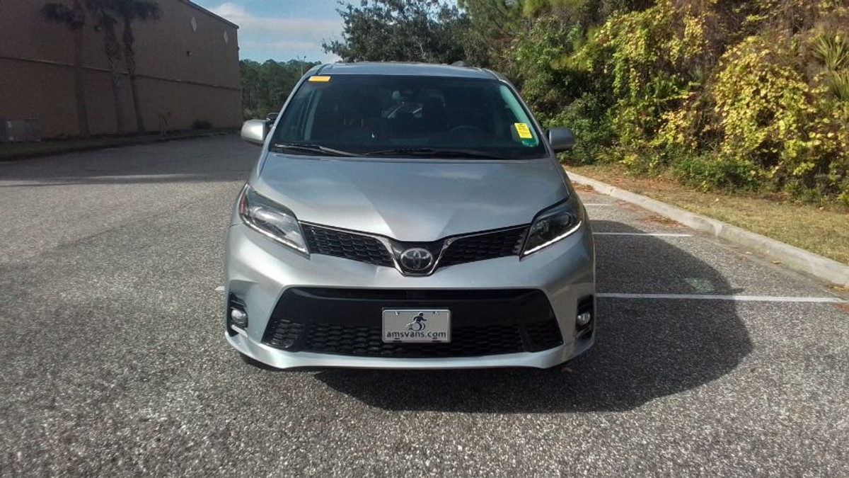 Silver Toyota Sienna image number 13