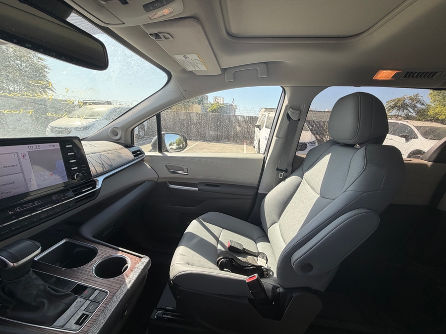 Grey Toyota Sienna image number 4