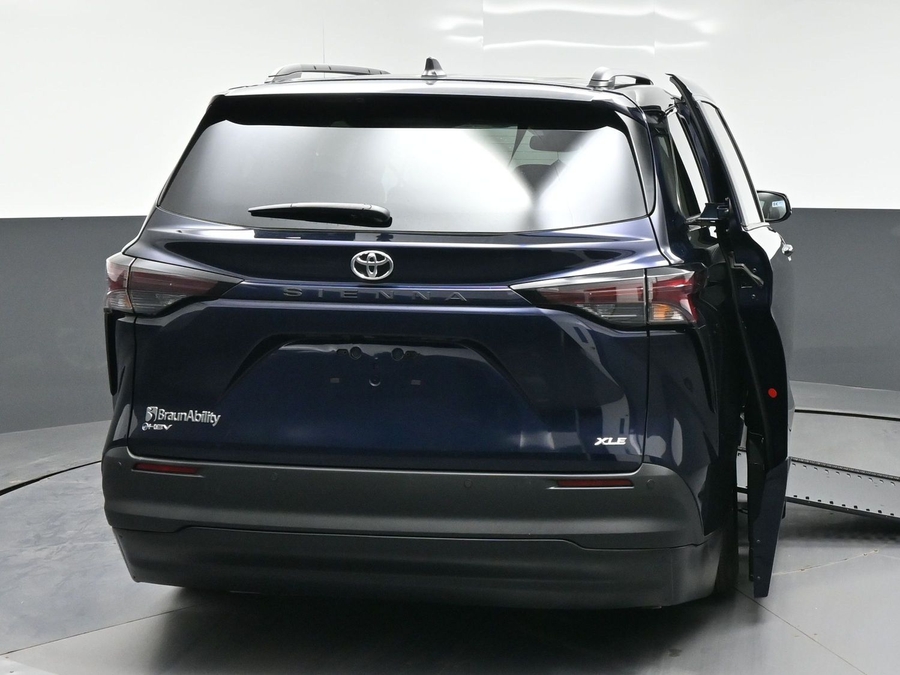 New 2026 Toyota Sienna Hybrid XLE Base - BraunAbility Side Entry In Floor Automatic Ramp