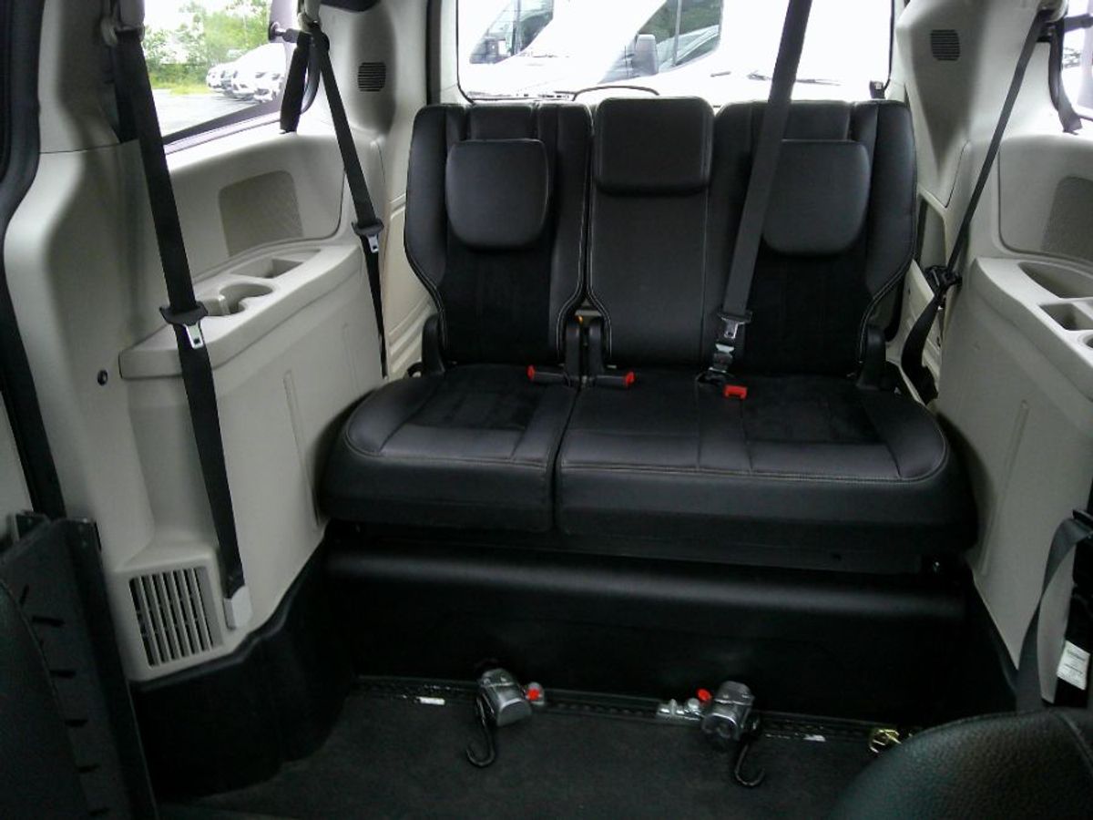 Red Dodge Grand Caravan image number 18