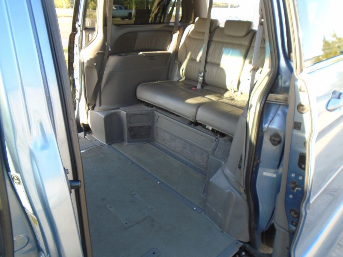 Blue Honda Odyssey image number 1