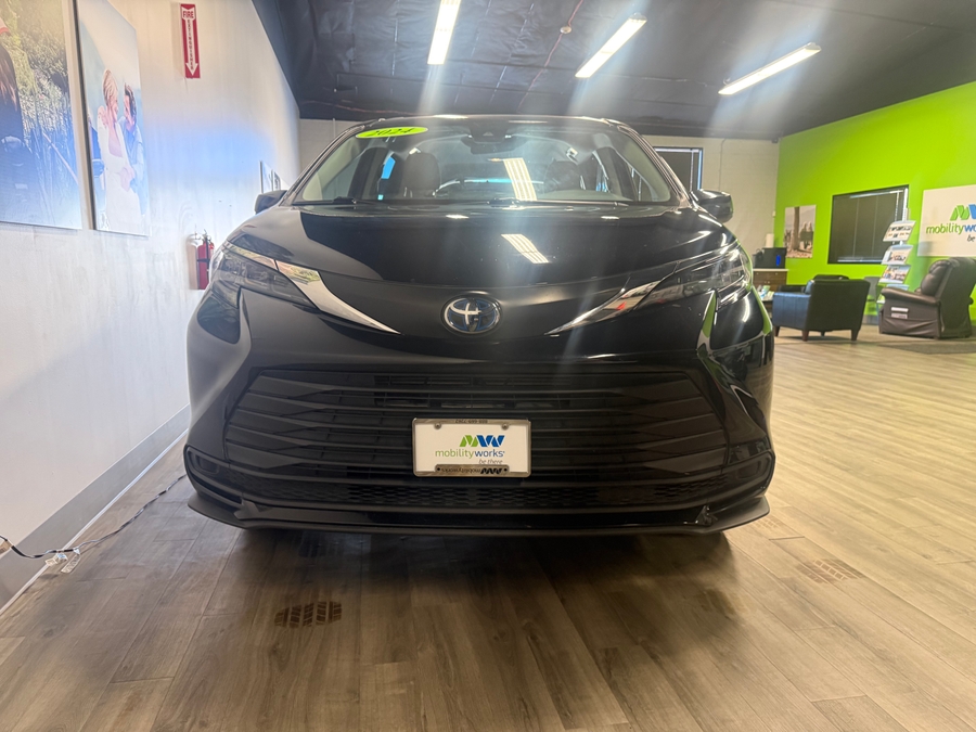 Imagen de la Toyota Sienna negra número 1