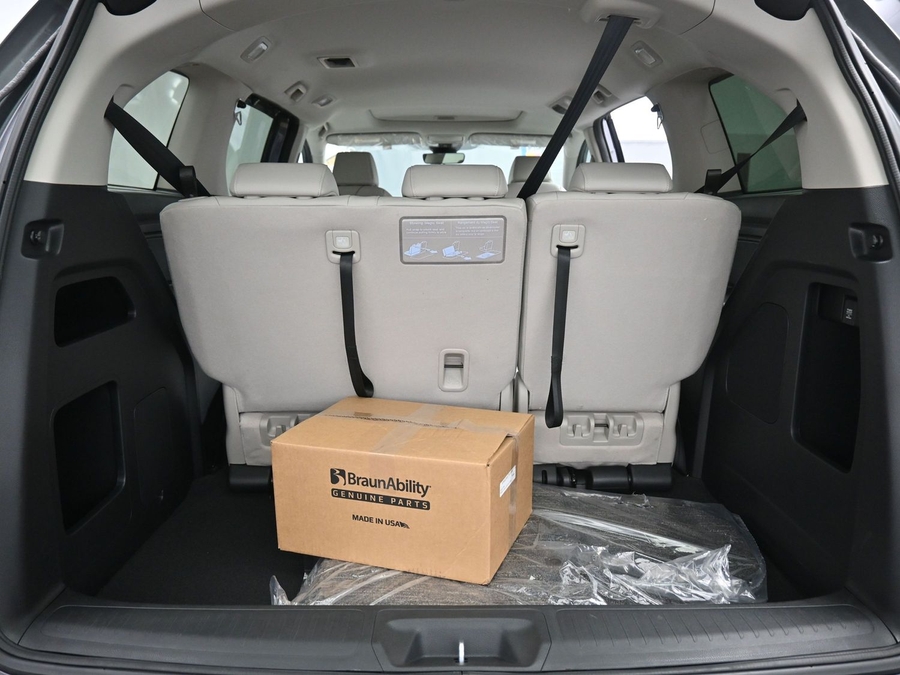 Grey Honda Odyssey image number 13