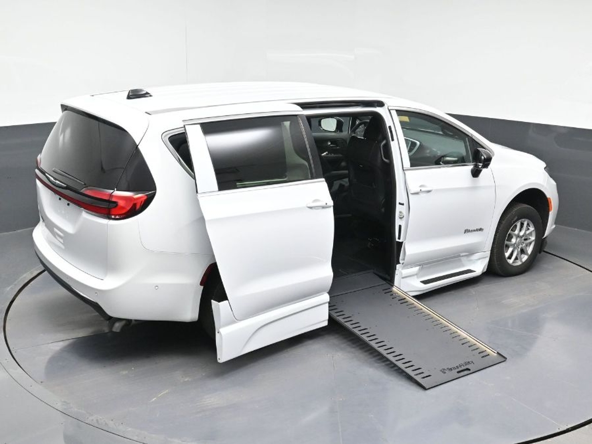 White Chrysler Pacifica image number 25