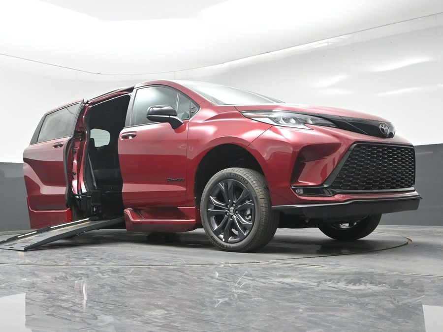 New 2026 Toyota Sienna Hybrid XSE Sport - BraunAbility Side Entry Fold Out Automatic Ramp