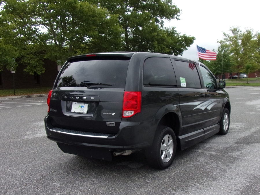 Grey Dodge Grand Caravan image number 6