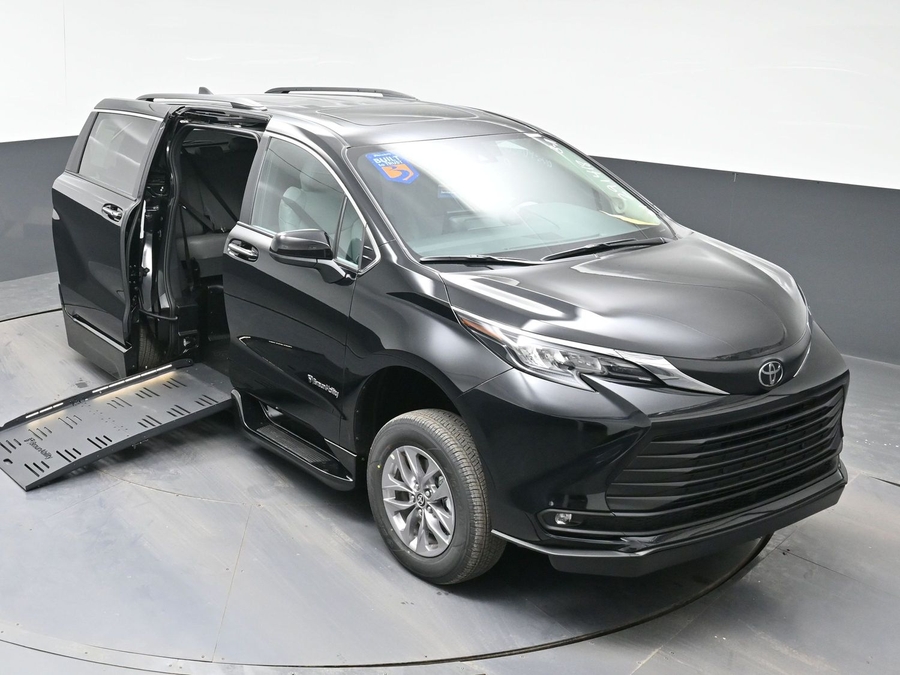 Black Toyota Sienna image number 22