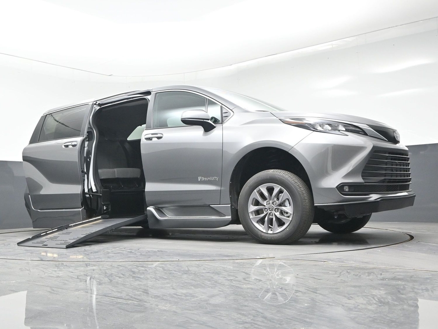 New 2026 Toyota Sienna Hybrid XLE Base - BraunAbility Side Entry Fold Out Automatic Ramp