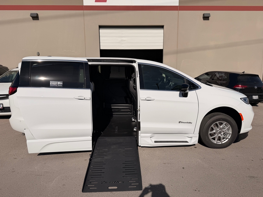 Used 2025 Chrysler Pacifica Select - BraunAbility Side Entry Entry Fold Out Automatic Ramp