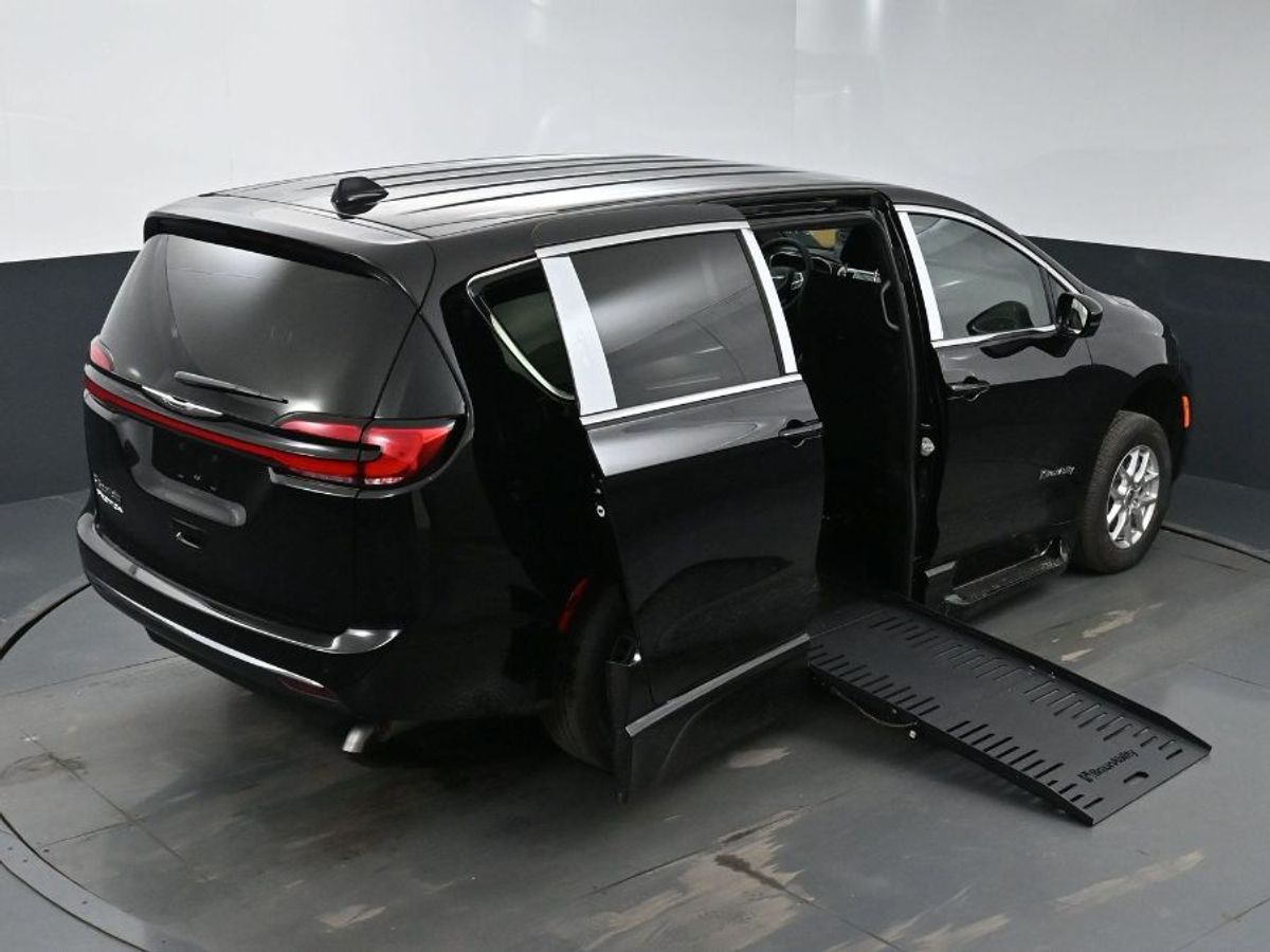 Black Chrysler Pacifica image number 25
