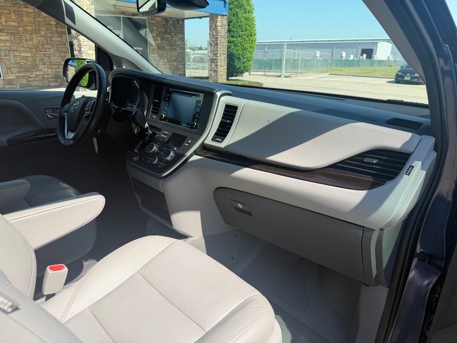 Used 2020 Toyota Sienna XLE - BraunAbility Side Entry Entry In Floor Automatic Ramp