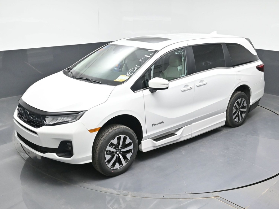 White Honda Odyssey image number 23