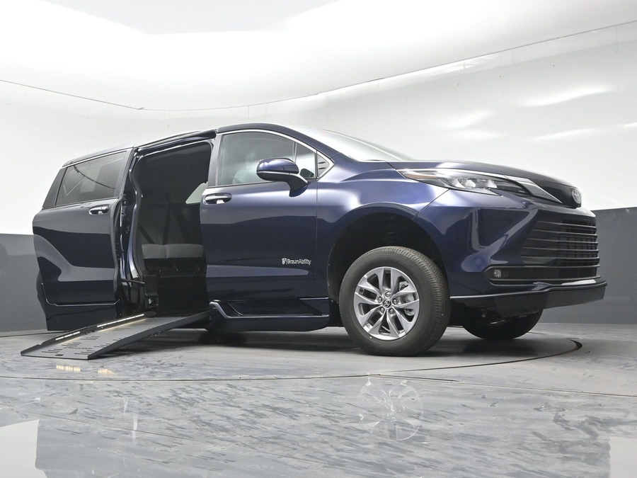 New 2026 Toyota Sienna Hybrid XLE Base - BraunAbility Side Entry Fold Out Automatic Ramp