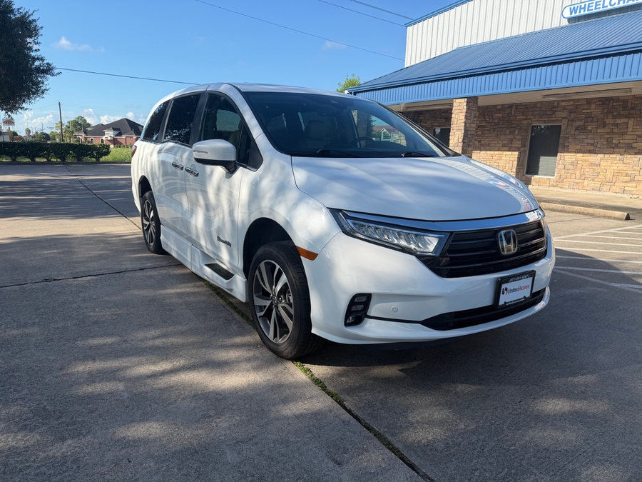 Used 2022 Honda Odyssey Touring - BraunAbility Side Entry In Floor Automatic Ramp