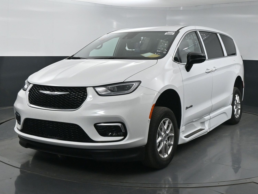 New 2025 Chrysler Pacifica Select Safety - BraunAbility Side Entry Entry Fold Out Automatic Ramp
