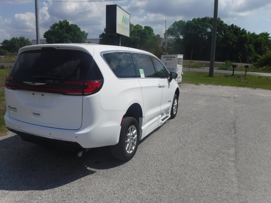 White Chrysler Pacifica image number 7