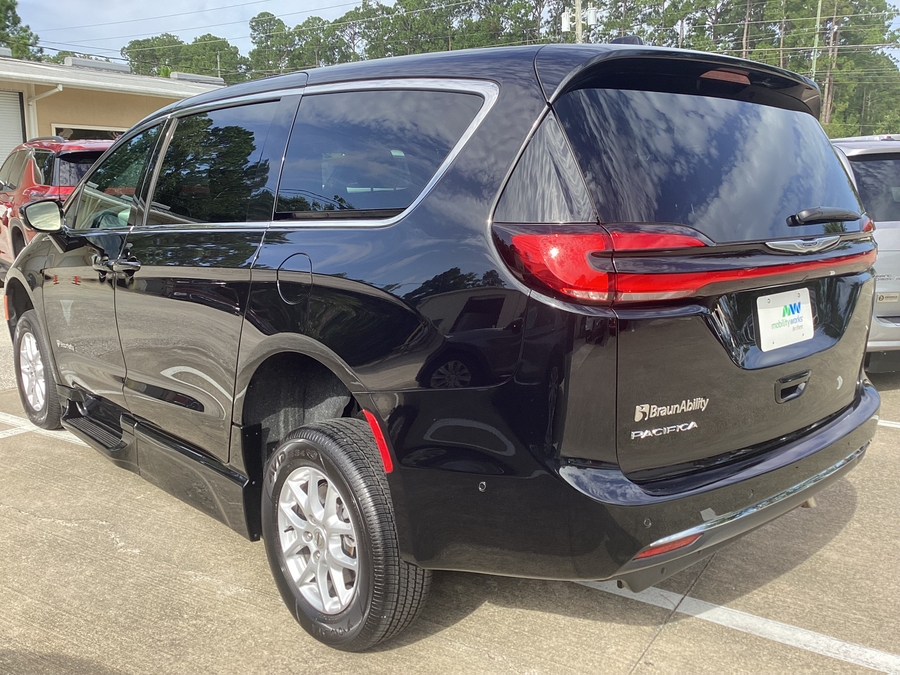 Black Chrysler Pacifica image number 3