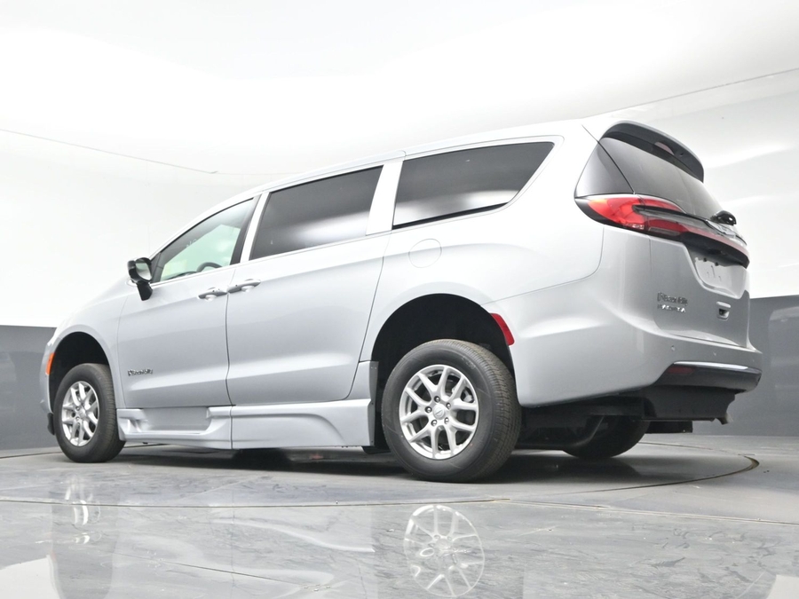 Silver Chrysler Pacifica image number 17