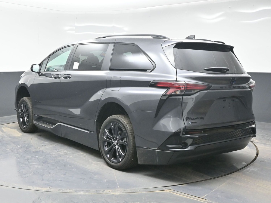 Grey Toyota Sienna image number 4