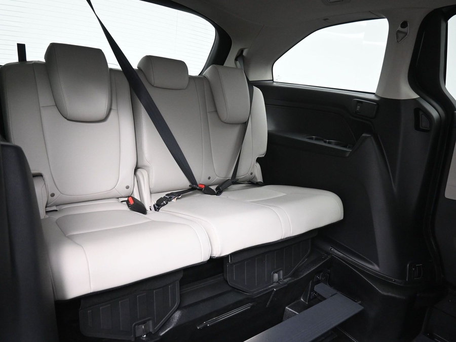 Silver Honda Odyssey image number 9