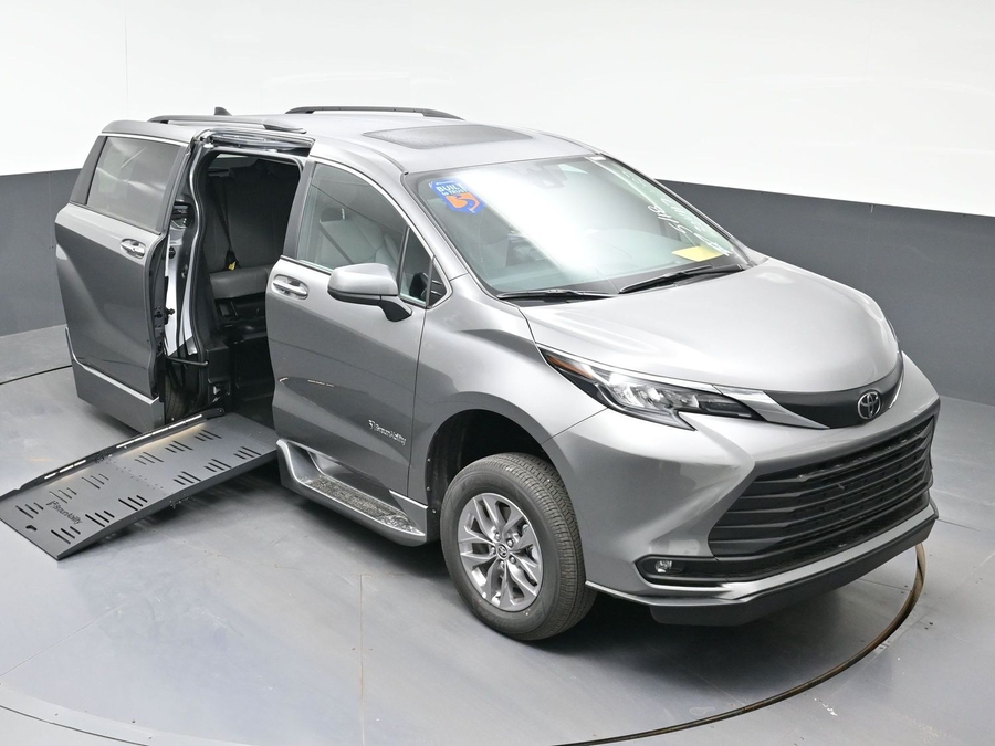 New 2026 Toyota Sienna Hybrid XLE Base - BraunAbility Side Entry Fold Out Automatic Ramp