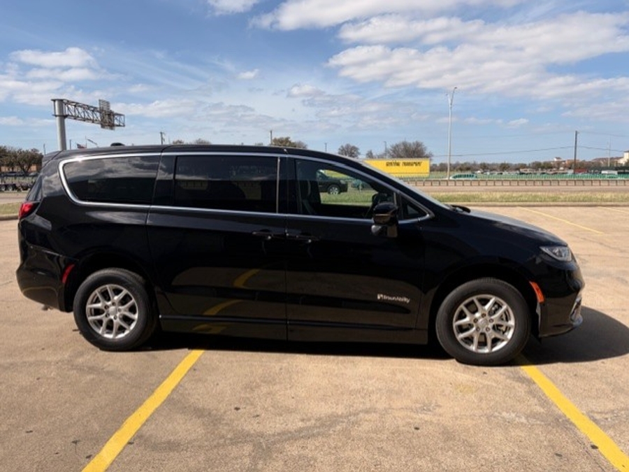 Black Chrysler Pacifica image number 16